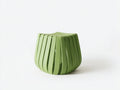 Poltrona bassa a fasce curve in materiale plastico 58x56x54 cm - verde oliva - design avvolgente per camera da letto